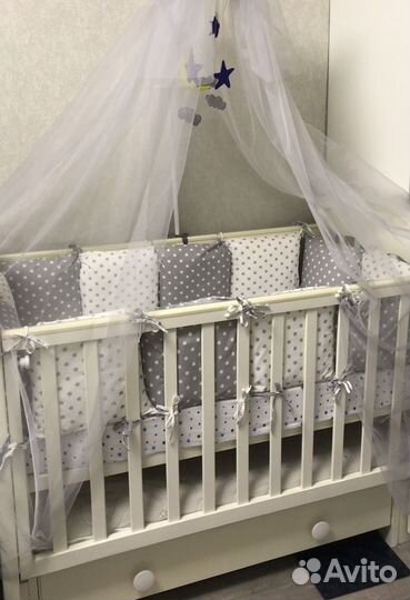 Детская кроватка с маятником и ящиком