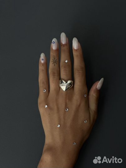 Маникюр и педикюр в салоне