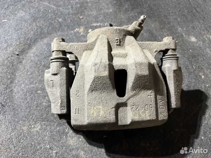 Тормозной суппорт передний Toyota Corolla 150