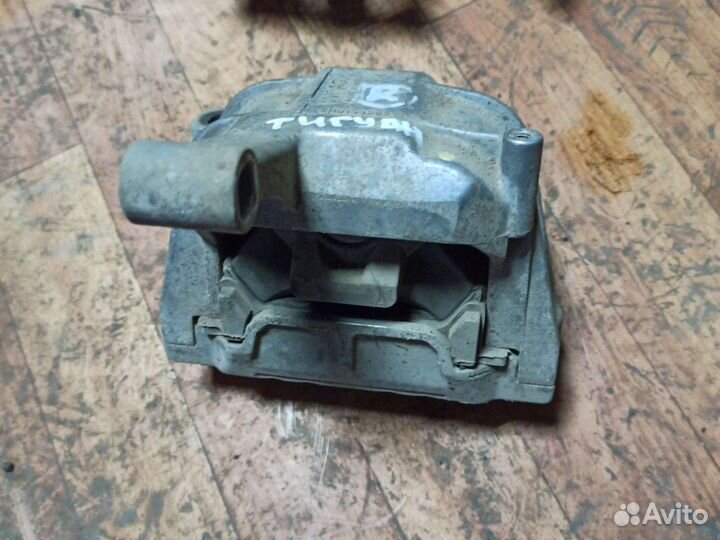 Фольксваген Тигуан 1 кронштейн двс