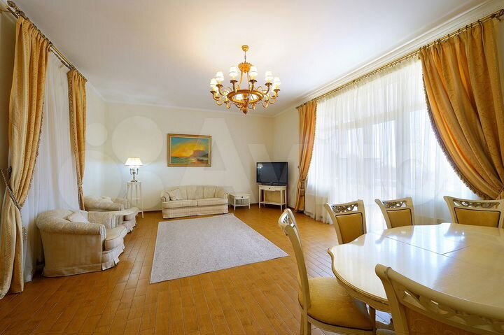 Коттедж 560 м² на участке 100 сот.