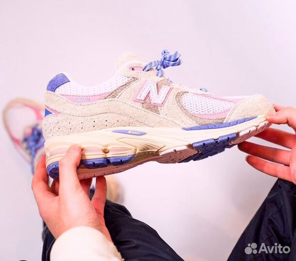 Кроссовки женские New Balance 2002R