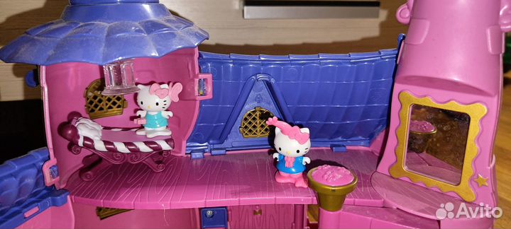 Игрушечный замок с фигурками