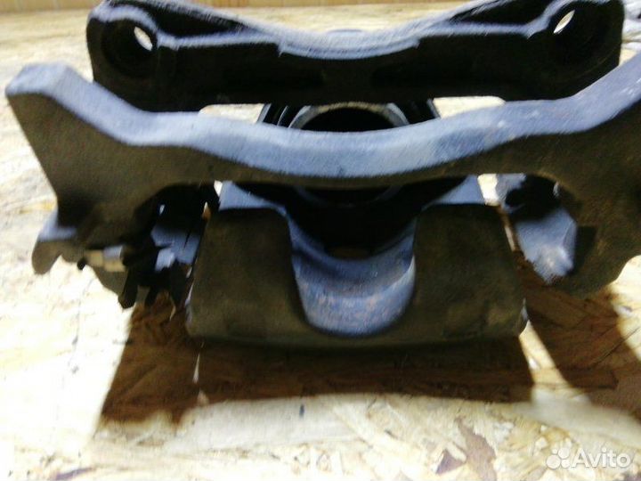 Суппорт тормозной передний правый Nissan Teana L33