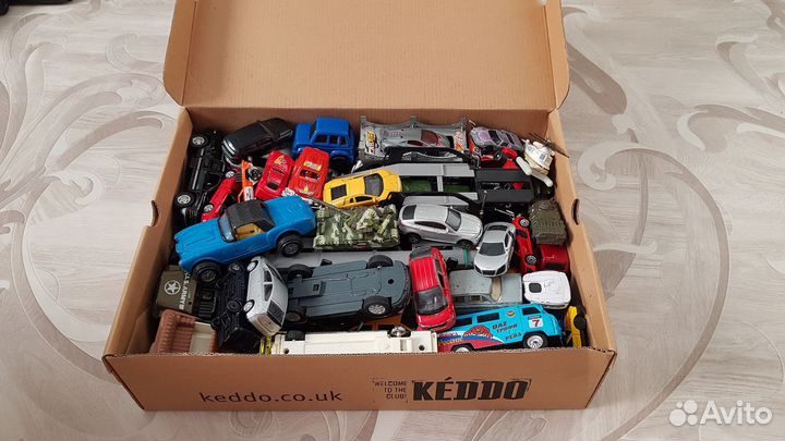 Коробка с машинками
