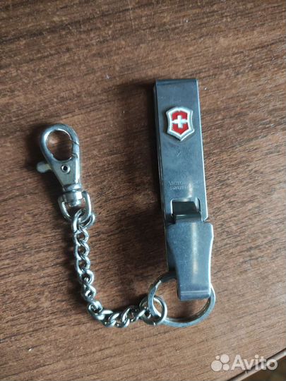 Подвеска на ремень плюс цепочка Victorinox