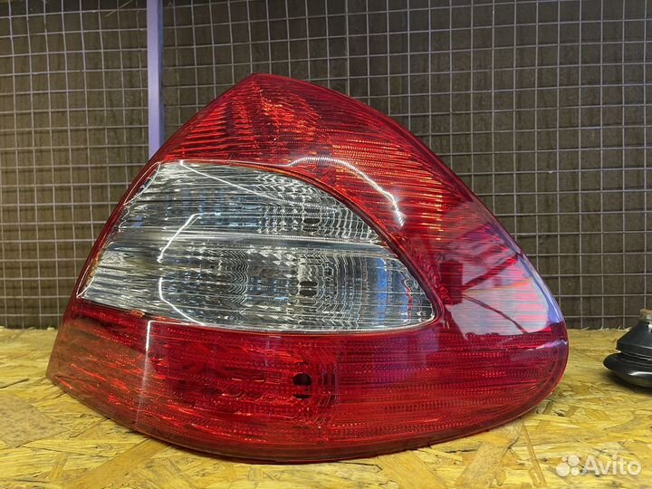 Задний фонарь Mersedes Benz W211