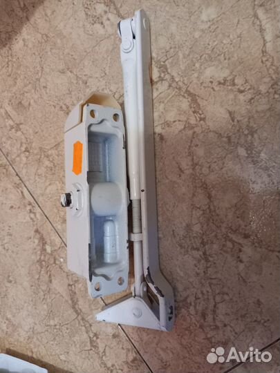 Доводчик для двери