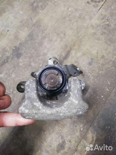 Суппорт тормозной задний левый на opel astra н