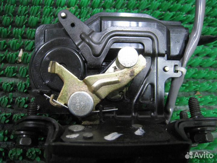 Замок крышки багажника Toyota Corolla Verso R1 20