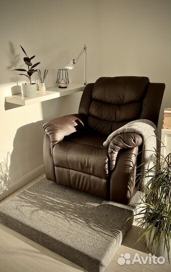 Наращивание ресниц в кресле-реклайнере