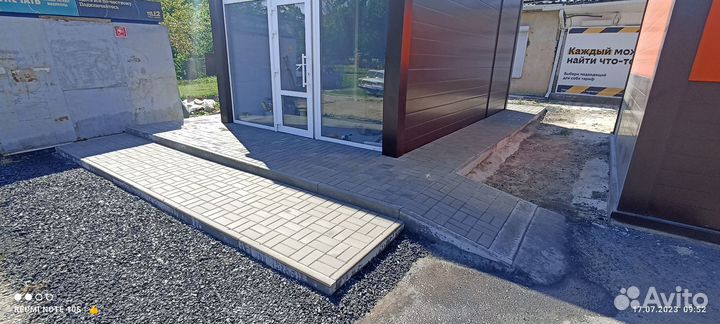 Укладка тротуарной плитки и установка поребриков