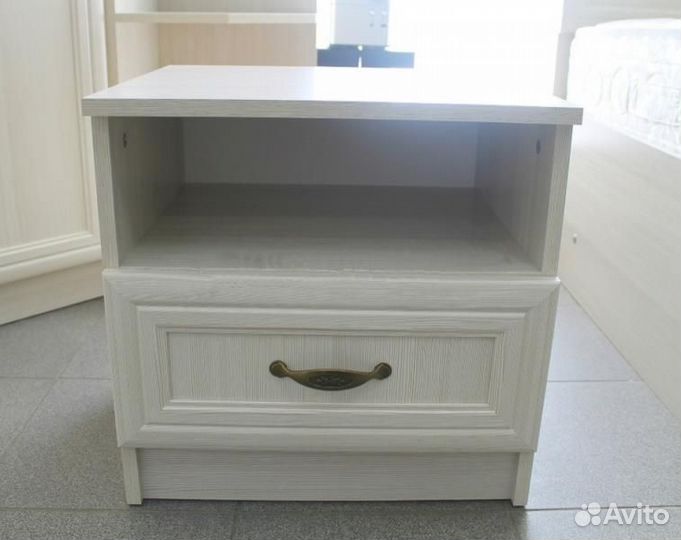 Прикроватные тумбы