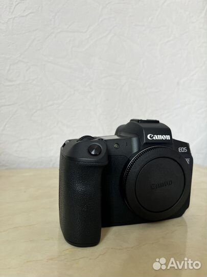 Беззеркальная камера Canon R