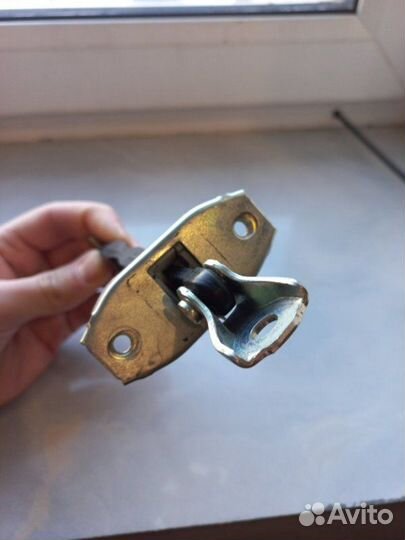 Ограничитель двери задний левый Mitsubishi