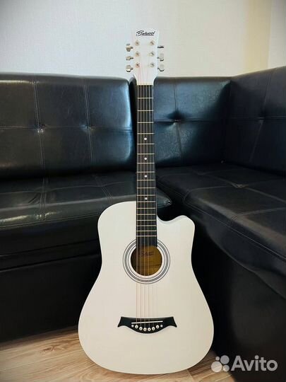 Акустическая гитара белая