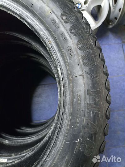 Goodyear UltraGrip 215/55 R17 98T