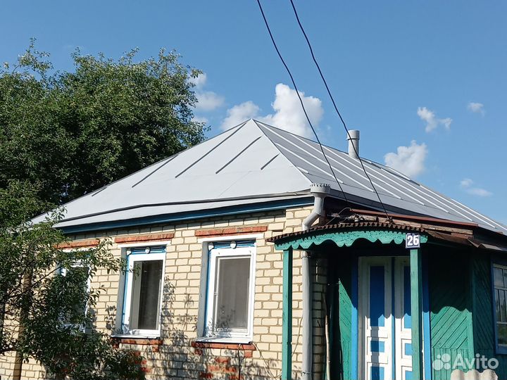 Покраска металлической крыши дома, очистка