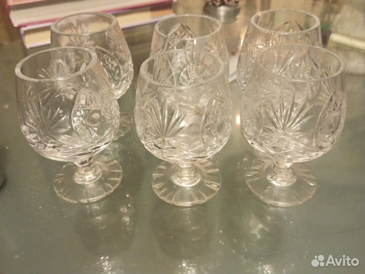 Хрустальные рюмки и вазы