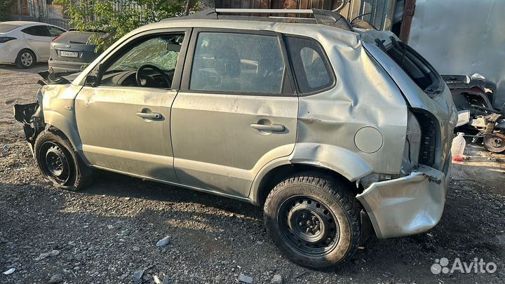 В разборе Hyundai Tucson 2008 МКПП 2.0 4WD