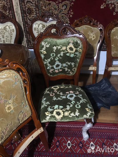 Стол и стулья