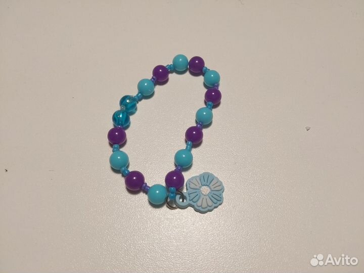 Браслет из бусин с цветком
