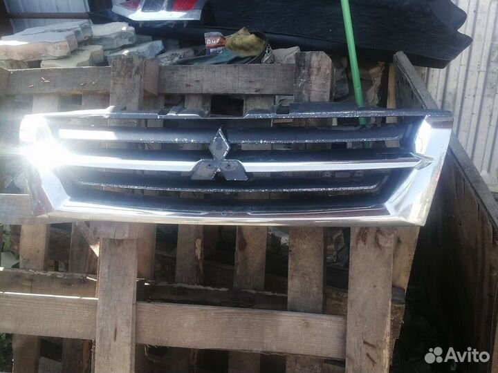 Решетка радиатора mitsubishi pajero 3
