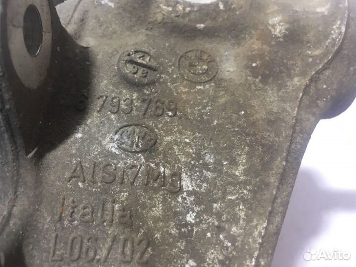 Кулак задний левый Bmw 5-Series F10