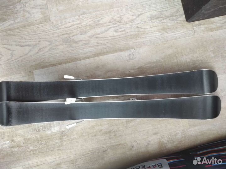 Горные лыжи с ботинками и палками