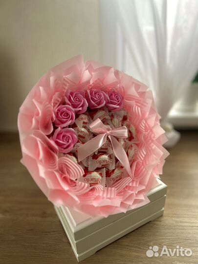 Съедобный Букет для дам из Raffaello и мыльных роз