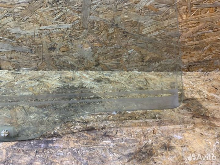 Стекло двери переднее правое Mitsubishi Pajero