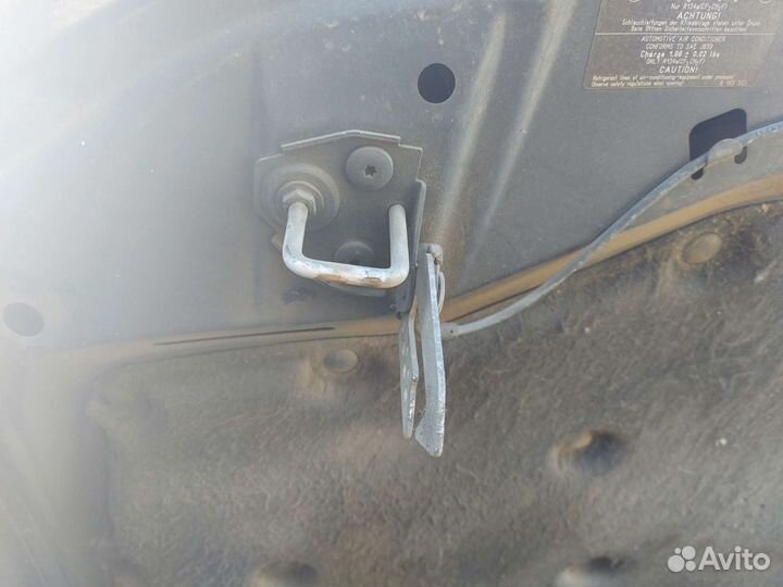 Крюк капота на BMW F01 f02