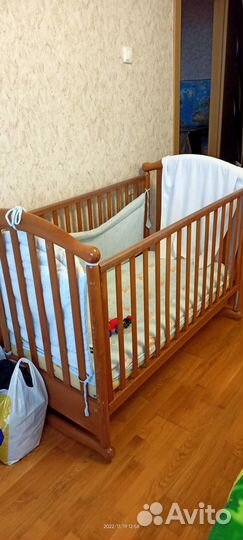 Детская кроватка с маятником и ящиком
