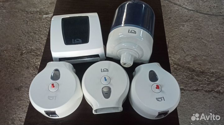 Диспенсер для туалетной бумаги и полотенец