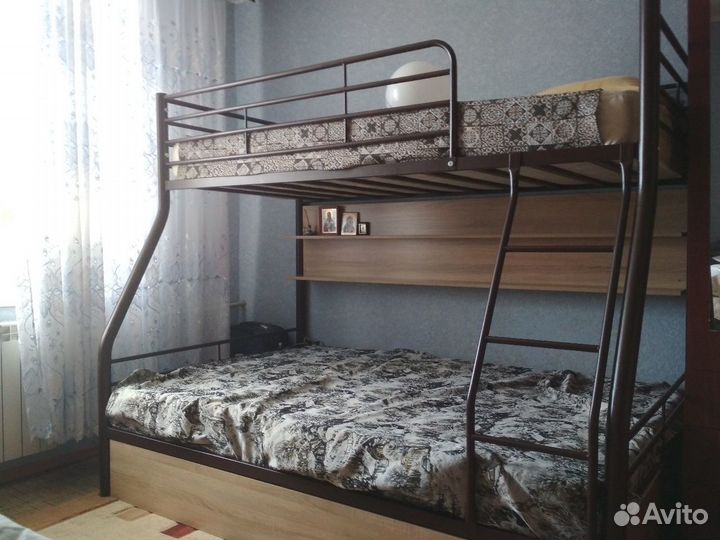 Двухъярусная металлическая кровать