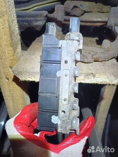 Блок клапанов пневмоподвески mercedes 220