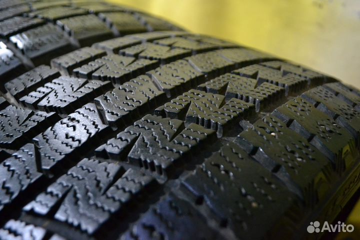 Marshal I'Zen Ice King KW21 215/45 R17