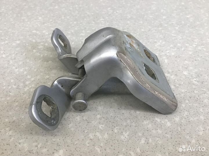 Петля двери передней правой нижняя Nissan Terrano