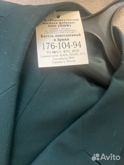 Китель с брюками и шапка