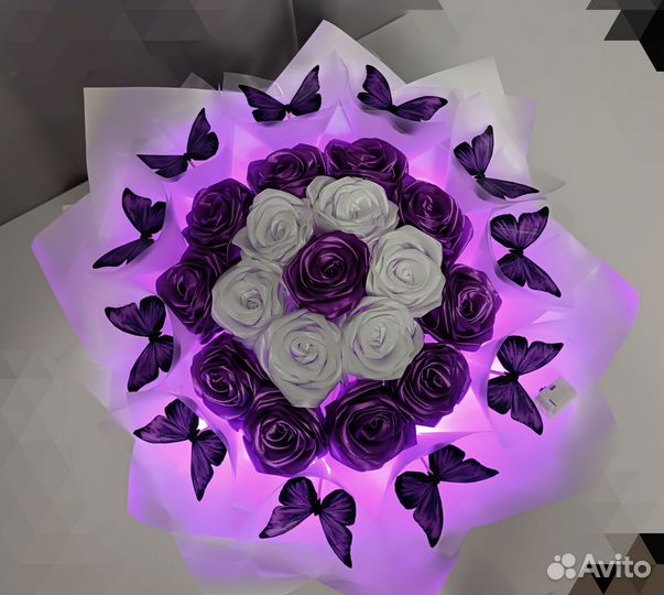 Букет из бабочек и роз