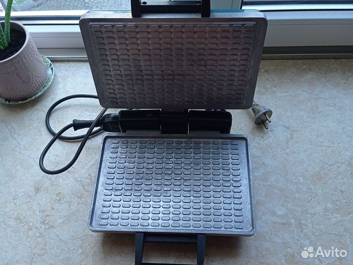 Электрическая вафельница из СССР