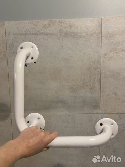 Угловой поручень для ванной