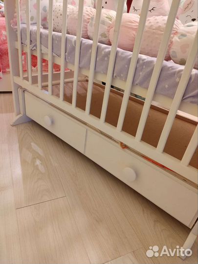 Детская кроватка с маятником и ящиком