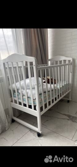 Белая детская кроватка с матрасом