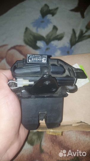 Замок багажника skoda fabia