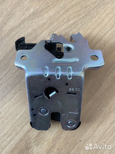 Замок крышки багажника Skoda Octavia A8