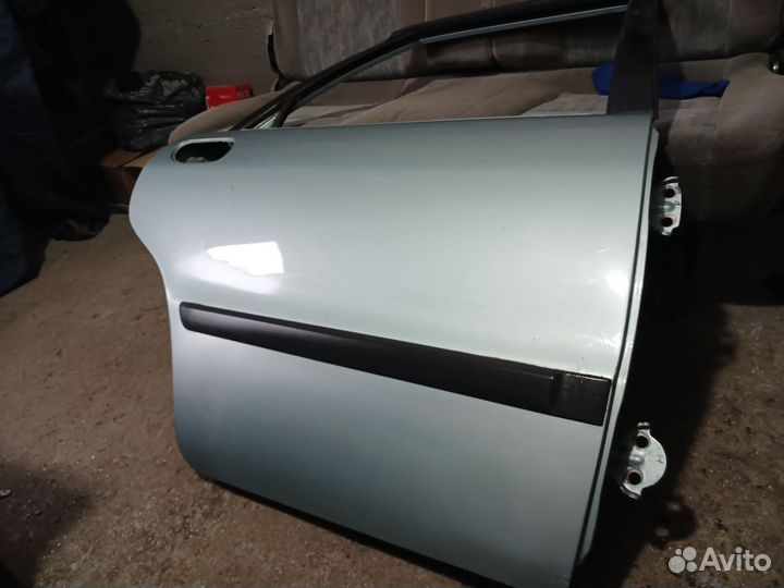 Задняя правая дверь Volvo s40