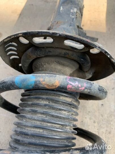 Стойка подвески передняя Volkswagen Jetta 5 1.4