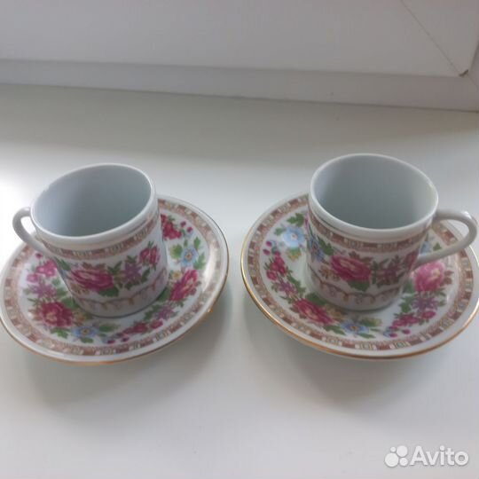 Кофейные чашки с блюдцами