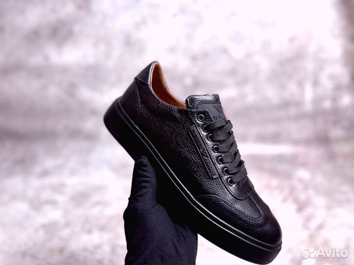 Кроссовки Armani эргономичные